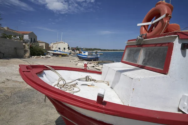 Italie, Sicile, Méditerranée, Sampieri (province de Raguse) ; bateaux de pêche en bois à terre — Photo