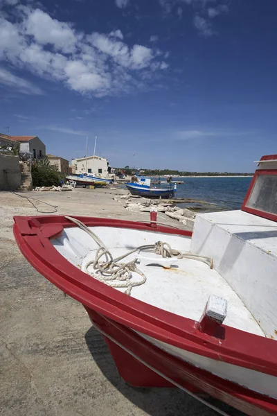 İtalya, Sicilya, Akdeniz, Sampieri (Ragusa eyaletinde); ahşap balıkçı tekneleri karaya — Stok fotoğraf