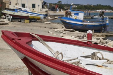 İtalya, Sicilya, Akdeniz, Sampieri (Ragusa eyaletinde); ahşap balıkçı tekneleri karaya