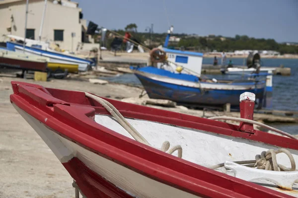 Italien, Sicilien, Middelhavet, Sampieri (provinsen Ragusa); fiskerbåde af træ i land - Stock-foto