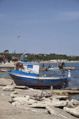 İtalya, Sicilya, Akdeniz, Sampieri (Ragusa eyaletinde); ahşap balıkçı teknesi karaya