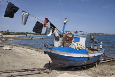 İtalya, Sicilya, Akdeniz, Sampieri (Ragusa eyaletinde); küçük ahşap balıkçı teknesi karaya