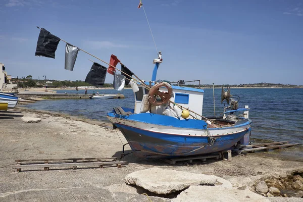 Italia, Sicilia, Mar Mediterráneo, Sampieri (provincia de Ragusa); pequeño barco pesquero de madera en tierra — Foto de Stock
