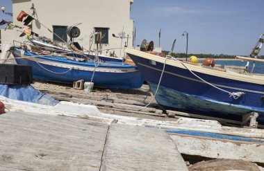 İtalya, Sicilya, Akdeniz, Sampieri (Ragusa eyaletinde); balıkçı tekneleri karaya