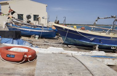 İtalya, Sicilya, Akdeniz, Sampieri (Ragusa eyaletinde); 5 Haziran 2017, balıkçı tekneleri karaya - Editörden