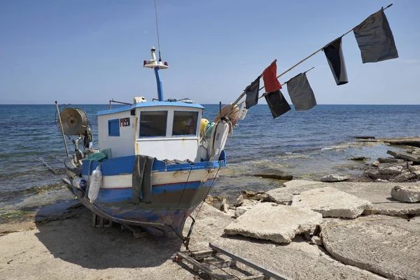 Italien, Sizilien, Mittelmeer, Sampieri (Provinz Ragusa); hölzernes Fischerboot an Land — Stockfoto