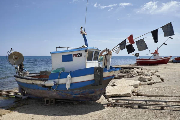 Italy, Sicily, Mediterranean sea, Sampieri (Ragusa Province); wooden fishing boats ashore — Stock Photo, Image