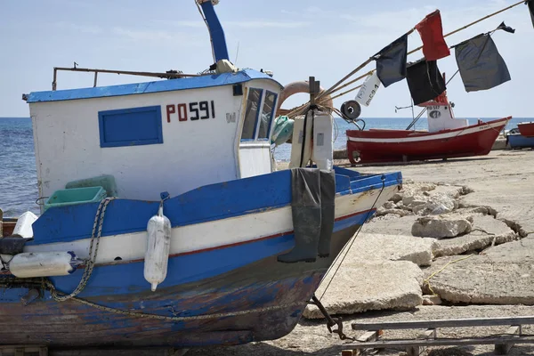 Italia, Sicilia, Mar Mediterraneo, Sampieri (provincia di Ragusa); pescherecci in legno a terra — Foto Stock