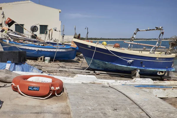 Italien, Sizilien, Mittelmeer, sampieri (Provinz Ragusa); 5. Juni 2017, Fischerboote an Land - Leitartikel — Stockfoto