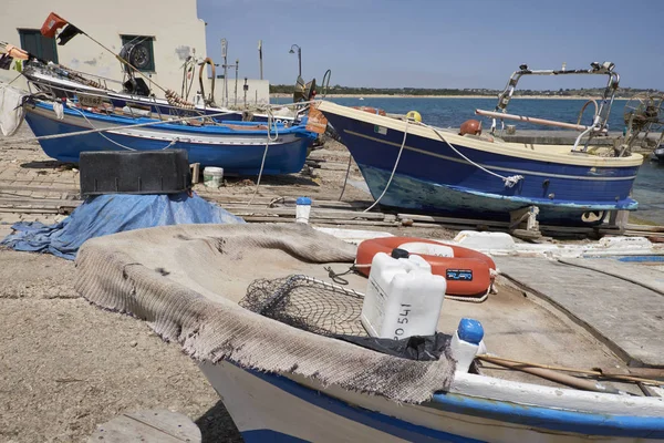 Italia, Sicilia, Mar Mediterráneo, Sampieri (provincia de Ragusa); 5 de junio de 2017, barcos de pesca en tierra - EDITORIAL — Foto de Stock