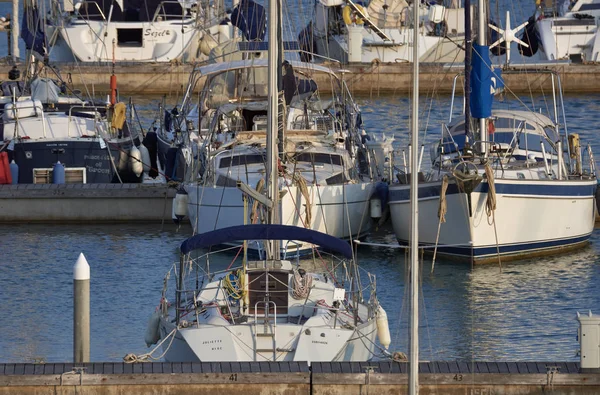 Itália, Sicília, Mar Mediterrâneo, Marina di Ragusa; 7 Junho 2017, iates de luxo no porto - EDITORIAL — Fotografia de Stock