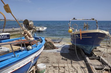 İtalya, Sicilya, Akdeniz, Sampieri (Ragusa eyaletinde); ahşap balıkçı tekneleri karaya