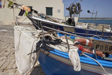 İtalya, Sicilya, Akdeniz, Sampieri (Ragusa eyaletinde); ahşap balıkçı tekneleri karaya
