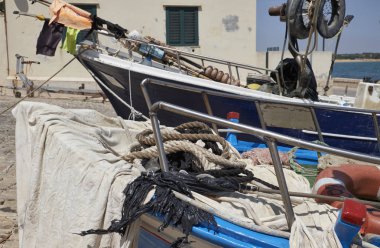 İtalya, Sicilya, Akdeniz, Sampieri (Ragusa eyaletinde); ahşap balıkçı tekneleri karaya