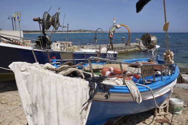 İtalya, Sicilya, Akdeniz, Sampieri (Ragusa eyaletinde); 5 Haziran 2017, ahşap balıkçı tekneleri karaya - Editörden
