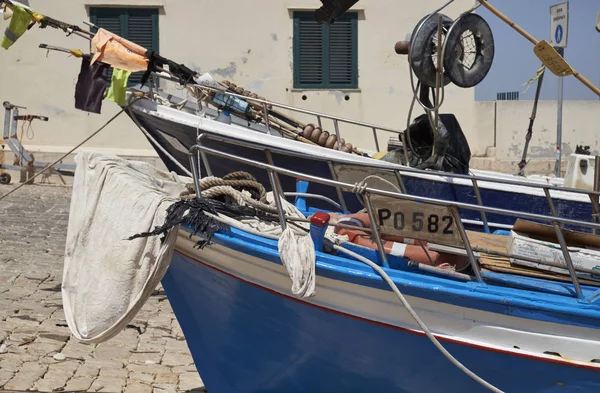 İtalya, Sicilya, Akdeniz, Sampieri (Ragusa eyaletinde); ahşap balıkçı tekneleri karaya