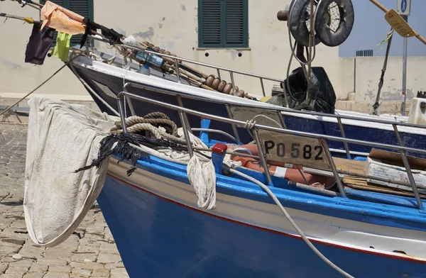 İtalya, Sicilya, Akdeniz, Sampieri (Ragusa eyaletinde); ahşap balıkçı tekneleri karaya