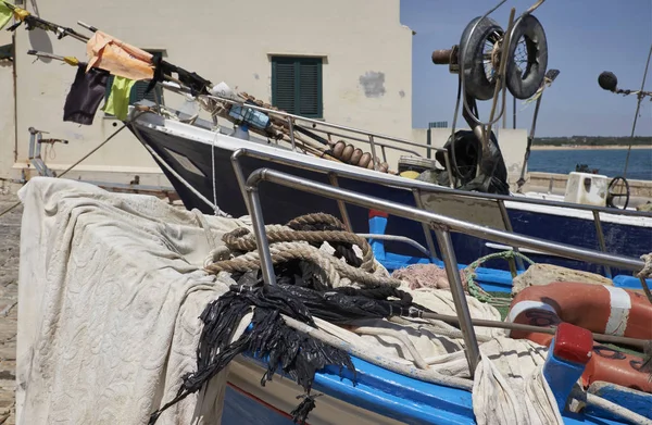 Italien, Sizilien, Mittelmeer, Sampieri (Provinz Ragusa); hölzerne Fischerboote an Land — Stockfoto