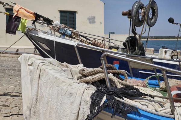 意大利的西西里岛，地中海，Sampieri （古沙省）;木质渔船上岸 — 图库照片