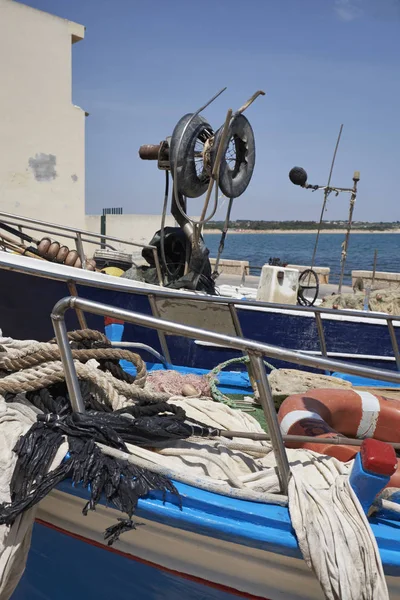 İtalya, Sicilya, Akdeniz, Sampieri (Ragusa eyaletinde); ahşap balıkçı tekneleri karaya