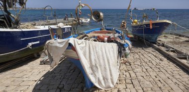 İtalya, Sicilya, Akdeniz, Sampieri (Ragusa eyaletinde); 5 Haziran 2017, balıkçı tekneleri karaya - Editörden