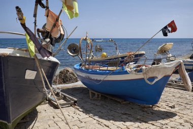 İtalya, Sicilya, Akdeniz, Sampieri (Ragusa eyaletinde); 5 Haziran 2017, Balıkçılık Tekne ve karaya - editoryal halka için ağlar