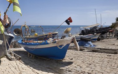 İtalya, Sicilya, Akdeniz, Sampieri (Ragusa eyaletinde); 5 Haziran 2017, Balıkçılık Tekne ve karaya - editoryal halka için ağlar
