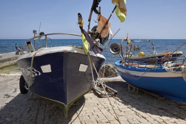 İtalya, Sicilya, Akdeniz, Sampieri (Ragusa eyaletinde); 5 Haziran 2017, Balıkçılık Tekne ve karaya - editoryal halka için ağlar