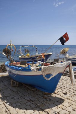 İtalya, Sicilya, Akdeniz, Sampieri (Ragusa eyaletinde); 5 Haziran 2017, Balıkçılık Tekne ve karaya - editoryal halka için ağlar