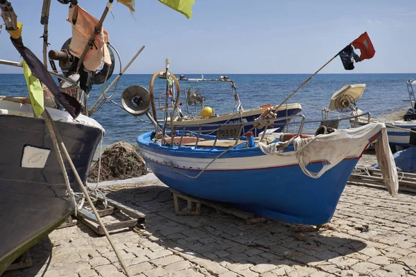 Italia, Sicilia, Mar Mediterráneo, Sampieri (provincia de Ragusa); 5 de junio de 2017, barcos de pesca y redes en tierra - EDITORIAL — Foto de Stock
