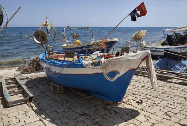 Italia, Sicilia, Mar Mediterráneo, Sampieri (provincia de Ragusa); 5 de junio de 2017, barcos de pesca y redes en tierra - EDITORIAL — Foto de Stock