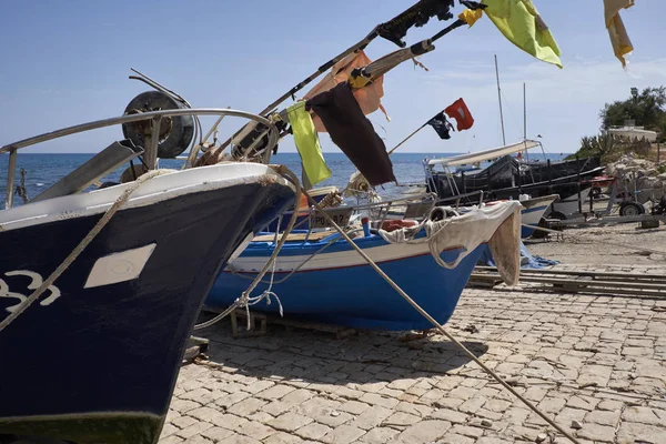 Italia, Sicilia, Mar Mediterráneo, Sampieri (provincia de Ragusa); 5 de junio de 2017, barcos de pesca y redes en tierra - EDITORIAL — Foto de Stock