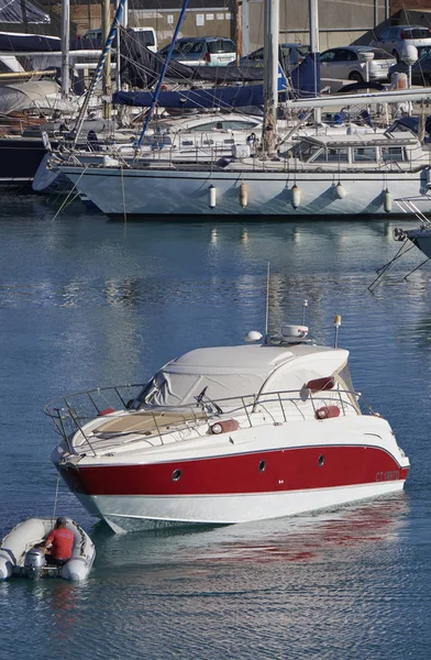 Itálie, Sicílie, Středozemní moře, Marina di Ragusa; 9. června 2017, luxusní jachty v přístavu - Editorial — Stock fotografie