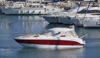 İtalya, Sicilya, Akdeniz, Marina di Ragusa; 9 Haziran 2017, Lüks Yatlar port - Editörden