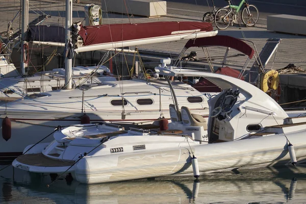 Itália, Sicília, Mar Mediterrâneo, Marina di Ragusa (província de Ragusa); 10 de junho de 2017, veleiros e um grande barco de borracha no porto - EDITORIAL — Fotografia de Stock