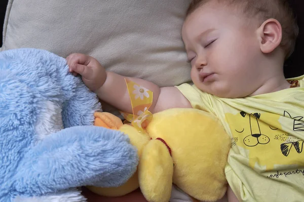 Niño macho durmiendo con sus títeres —  Fotos de Stock