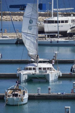 İtalya, Sicilya, Akdeniz, Marina di Ragusa; 11 Haziran 2017, yelkenli tekneler limanda - Editörden