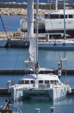 İtalya, Sicilya, Akdeniz, Marina di Ragusa; 11 Haziran 2017, yelkenli tekneler limanda - Editörden