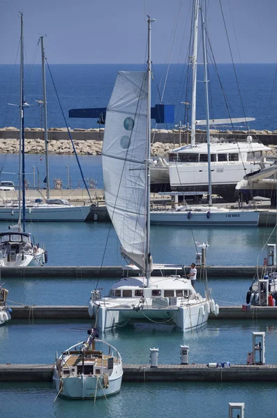 Italia, Sicilia, Mar Mediterráneo, Marina di Ragusa; 11 Junio 2017, veleros en el puerto - EDITORIAL —  Fotos de Stock