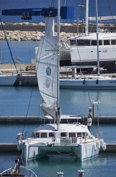 Italien, Sizilien, Mittelmeer, Marina di ragusa; 11. Juni 2017, Segelboote im Hafen - Leitartikel — Stockfoto