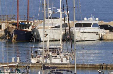 İtalya, Sicilya, Akdeniz, Marina di Ragusa; 11 Haziran 2017, Lüks Yatlar port - Editörden