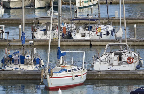 Италия, Сицилия, Средиземное море, Marina di Ragusa; 11 июня 2017, салют лодок в порту - РЕДАКЦИЯ — стоковое фото