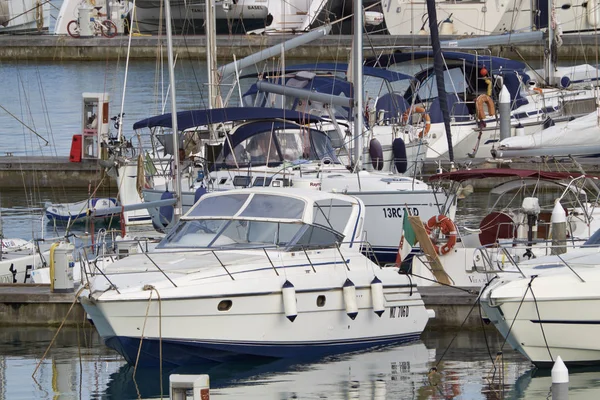 Itália, Sicília, Mar Mediterrâneo, Marina di Ragusa; 11 Junho 2017, barcos e iates de luxo no porto - EDITORIAL — Fotografia de Stock