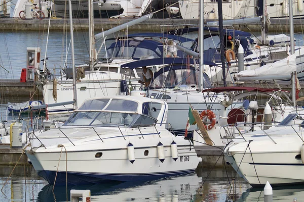 イタリア、シチリア島、地中海、マリーナ ディ ラグーザ。2017 年 6 月 11 日、ボート、高級ヨットのポート - 社説 — ストック写真