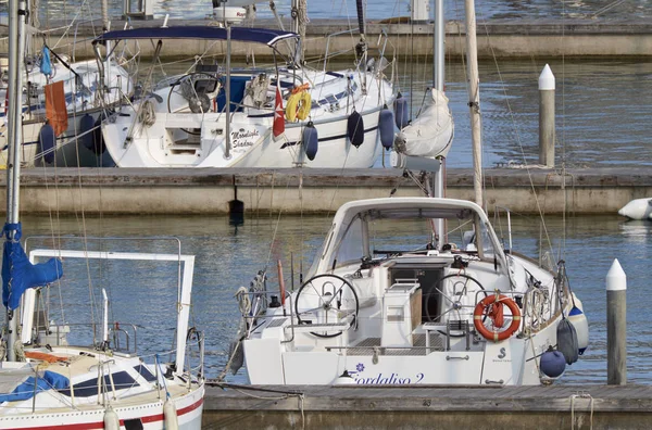 Itália, Sicília, Mar Mediterrâneo, Marina di Ragusa; 11 de junho de 2017, veleiros no porto - EDITORIAL — Fotografia de Stock