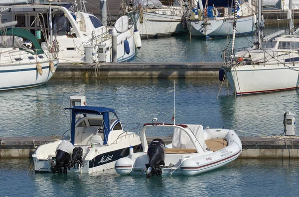 Італія, Сицилія, Середземне море, Марина ді Ragusa; 12 червня 2017, човни та розкішні яхти в порт - редакції — стокове фото