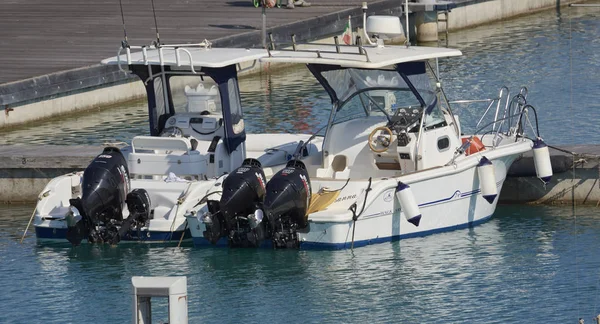 Itália, Sicília, Mar Mediterrâneo, Marina di Ragusa; 12 de junho de 2017, barcos de pesca desportiva no porto - EDITORIAL — Fotografia de Stock