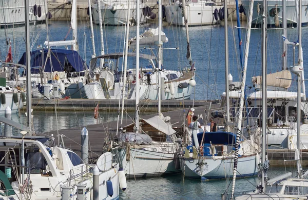 Itália, Sicília, Mar Mediterrâneo, Marina di Ragusa; 12 Junho 2017, iates de luxo no porto - EDITORIAL — Fotografia de Stock