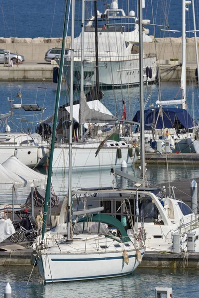 Itália, Sicília, Mar Mediterrâneo, Marina di Ragusa; 12 Junho 2017, iates de luxo no porto - EDITORIAL — Fotografia de Stock
