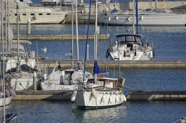 Italia, Sicilia, Mar Mediterráneo, Marina di Ragusa; 12 Junio 2017, yates de lujo en el puerto - EDITORIAL —  Fotos de Stock